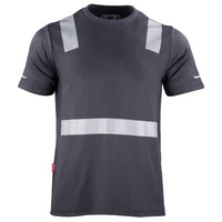 Polera de manga corta con cinta reflectante, adecuada para alta visibilidad y seguridad en el trabajo" Esta etiqueta alt proporciona una descri
